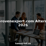 Ein Team sitzt im Besprechungsraum und diskutiert verschiedene Softwarelösungen.