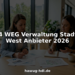 Zwei Fachleute prüfen gemeinsam im Büro die aktuellen Berichte zur Immobilienverwaltung.
