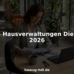 Eine Geschäftsfrau prüft Unterlagen zur Immobilienverwaltung an ihrem Schreibtisch im Büro.