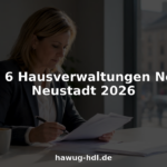 Ein Immobilienverwalter prüft Verträge sorgfältig am Schreibtisch im Büro.