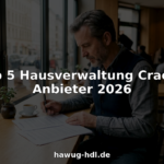 Im Cracauer Büro prüft der Hausverwalter sorgfältig Unterlagen.