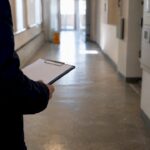 Der Hausverwalter überprüft die technischen Anlagen im Gebäude.