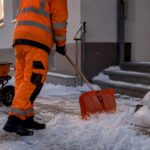 Der Winterdienst sorgt dafür, dass Gehwege von Schnee befreit und sicher begehbar bleiben.