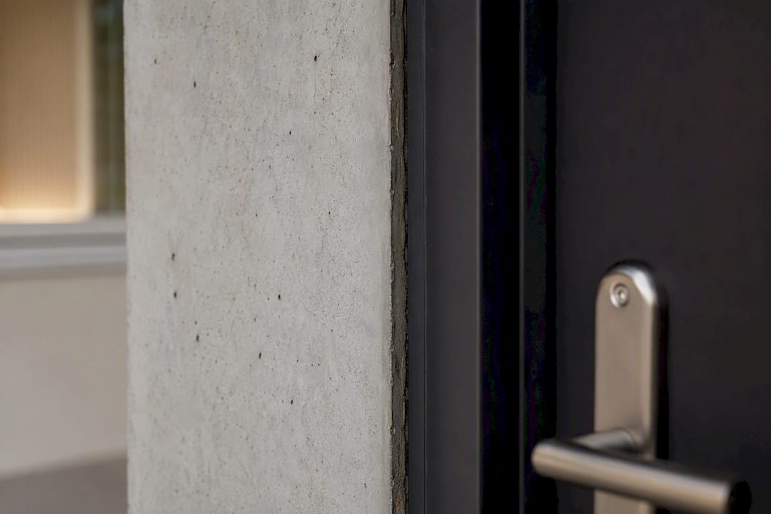 Detailaufnahme einer tragenden Wand mit Türzarge im Rohbau