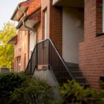 Außenansicht eines Wohngebäudes mit gemeinsam genutzten Bereichen