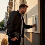 Person stellt die Gegensprechanlage am Hauseingang ein