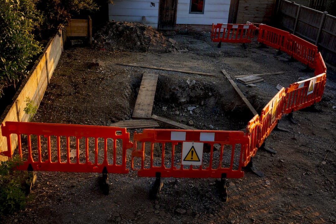 Absperrungen auf der Baustelle und Baugrube