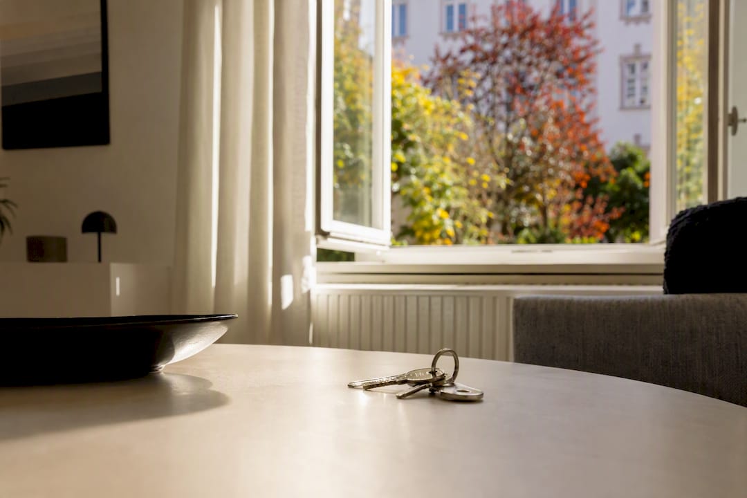 Gemütliche Ecke im Wohnzimmer mit Schlüsseln auf dem Tisch
