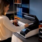 Aktenordner werden für die digitale Ablage eingescannt