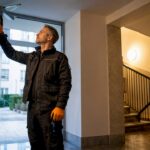 Hausmeister inspiziert den Gemeinschaftsbereich eines Mehrfamilienhauses