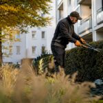 Gartenpflege im Innenhof eines Mehrfamilienhauses