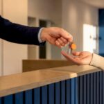 Schlüsselübergabe im Verwaltungsbüro