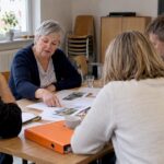 Eigentümer der Wohnungseigentümergemeinschaft diskutieren über einen Verwalterwechsel