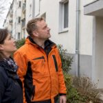 Eigentümerin lässt Immobilie von Experten begutachten