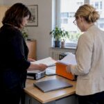 Hausverwalterinnen übergeben zusammen die Objektunterlagen